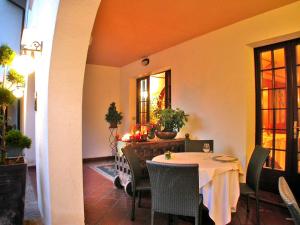 uma sala de jantar com mesa e cadeiras em Hotel Prata Verde em Prata di Pordenone