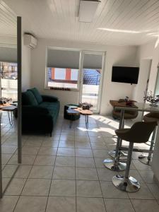 ein Wohnzimmer mit einem Sofa und einem Tisch in der Unterkunft Wohnen beim Brotsommelier - Alpenkruste in Darmstadt