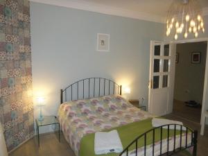瓦迪穆薩的住宿－The Little B&B on the Hill，一间卧室配有一张床、两张桌子和两盏灯。