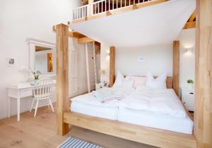 Schlafzimmer mit einem Hochbett und einem Schreibtisch in der Unterkunft Belle Maison - Das kleine Hotel in Werbach