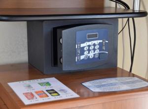 Un four micro-ondes est installé au-dessus d'une table en bois. dans l'établissement Hotel A-14, à Modugno