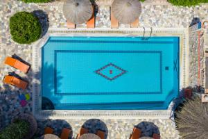 Bazén v ubytovaní Elefteria Apts & Suites alebo v jeho blízkosti