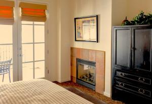 a bedroom with a fireplace and a bed at Beautiful Casita, La Quinta Legacy Villas Resort in La Quinta