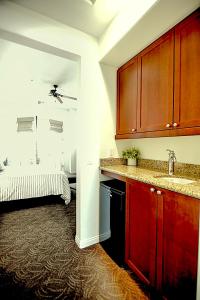eine Küche mit einem Waschbecken und ein Bett in einem Zimmer in der Unterkunft Beautiful Casita, La Quinta Legacy Villas Resort in La Quinta