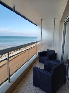 ブローニュ・シュル・メールにあるLa Pause Du Week Endのビーチの景色を望むバルコニー(椅子付)