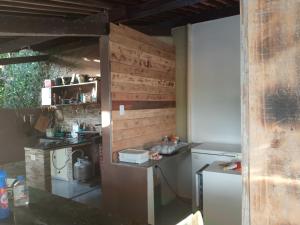 uma cozinha com um fogão e um frigorífico em Pousada Santa Tereza em Itapissuma
