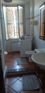 ローマにあるCasa di Lauraのバスルーム(洗面台2台、窓付)