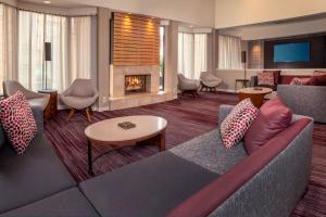 Una sala de estar con un sofá y una chimenea. en Sonesta Select Newark Christiana Mall, en Newark