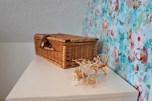 a basket and two small figurines on a table at Gästehaus Willaringen in Rickenbach