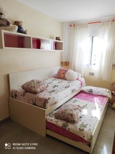 A bed or beds in a room at Bungalow soleado a 100 metros de La Playa