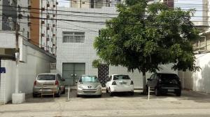 três carros estacionados num parque de estacionamento ao lado de um edifício em Apartamento em Boa Viagem no Recife