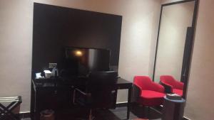 TV in/ali zabaviščno središče v nastanitvi Rich-Bridge Hotel