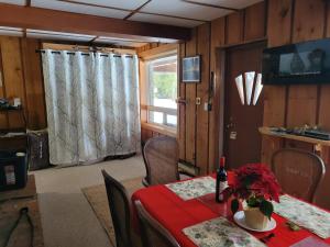 comedor con mesa, sillas y ventana en Whispering Pines Suite at The Bowering Lodge, en Blue Mountains