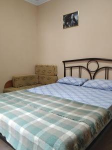 ゴロヴィンカにあるГостевой дом "Тихая Гавань"のベッドルーム1室(青と白の毛布付きのベッド1台付)