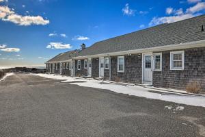 Gallery image of Cape Cod Retreat with Gas Grill Steps to Beach in Dennis Port