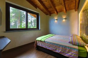 een kleine slaapkamer met een bed en een raam bij Sant'Anna in Somma Lombardo