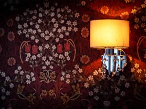lámpara en una habitación con papel pintado con motivos florales en Hotel Eclair Hakata, en Fukuoka