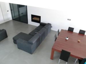 una sala de estar con un sofá y una mesa en Villa Silva, en Armação de Pêra