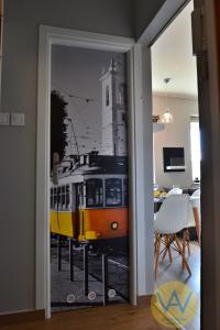 グディニャにあるApartamenty Wójcik Portoの室内の路面電車の写真入り扉