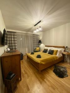 um quarto com uma cama grande num quarto em Apartament Kryjówka pod Giewontem em Kościelisko