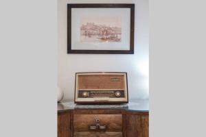 una vieja radio sentada encima de un tocador en BABhouse Casa da Mata - Coração do Douro, en Nagoselo do Douro