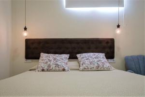 1 dormitorio con 1 cama con 2 almohadas en BABhouse Casa da Mata - Coração do Douro, en Nagoselo do Douro