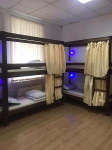 Katil dua tingkat atau katil-katil dua tingkat dalam bilik di ArArAt-TARASA SHEVCHENKA Hostel KYIV