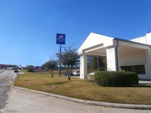 Un edificio blanco con un cartel delante. en Americas Best Value Inn Tucker, en Tucker