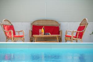 Bazén v ubytování Apartments Vesna with pool nebo v jeho okolí