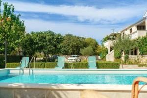 Bazén v ubytování Apartments Vesna with pool nebo v jeho okolí