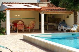 Bazén v ubytování Apartments Vesna with pool nebo v jeho okolí