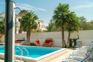 Bazén v ubytování Apartments Vesna with pool nebo v jeho okolí