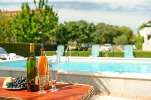 Bazén v ubytování Apartments Vesna with pool nebo v jeho okolí