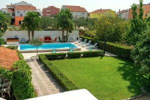 Bazén v ubytování Apartments Vesna with pool nebo v jeho okolí