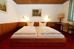 Postel nebo postele na pokoji v ubytování Hotel Neumayr