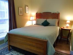 Tempat tidur dalam kamar di The Cabins at Healing Springs