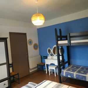 a bedroom with blue walls and a bunk bed at Gîte de Sapiac in Montauban