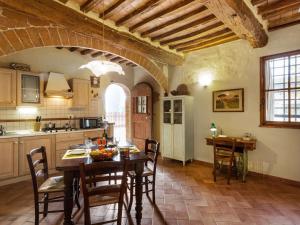 Restoran atau tempat lain untuk makan di Sparkling Farmhouse in Ville di Corsano with Private Terrace