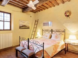 Katil atau katil-katil dalam bilik di Sparkling Farmhouse in Ville di Corsano with Private Terrace