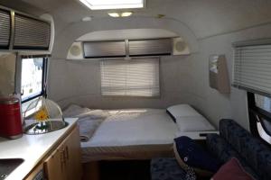 מיטה או מיטות בחדר ב-Airstream in the Center of it All - RG