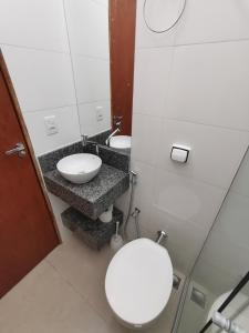 a bathroom with two sinks and two toilets at Casa do Diogo in Capitólio +21 photos