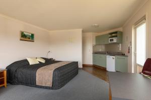 Kuchyň nebo kuchyňský kout v ubytování The Bay Motel