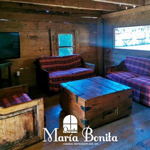 ein Wohnzimmer mit 2 Sofas und einem Tisch in der Unterkunft Quinta Maria Bonita in Zacatlán