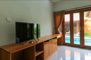 Three Brothers Bungalows & Villas的电视和/或娱乐中心
