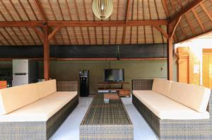 Three Brothers Bungalows & Villas的电视和/或娱乐中心