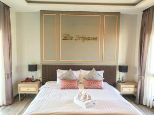 Postel nebo postele na pokoji v ubytování Hotel De Sripoom