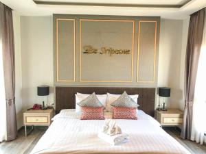 Postel nebo postele na pokoji v ubytování Hotel De Sripoom