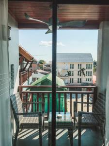 Balkón nebo terasa v ubytování Hotel De Sripoom