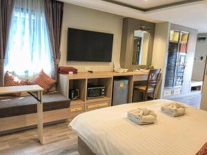 Postel nebo postele na pokoji v ubytování Hotel De Sripoom
