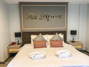 Postel nebo postele na pokoji v ubytování Hotel De Sripoom